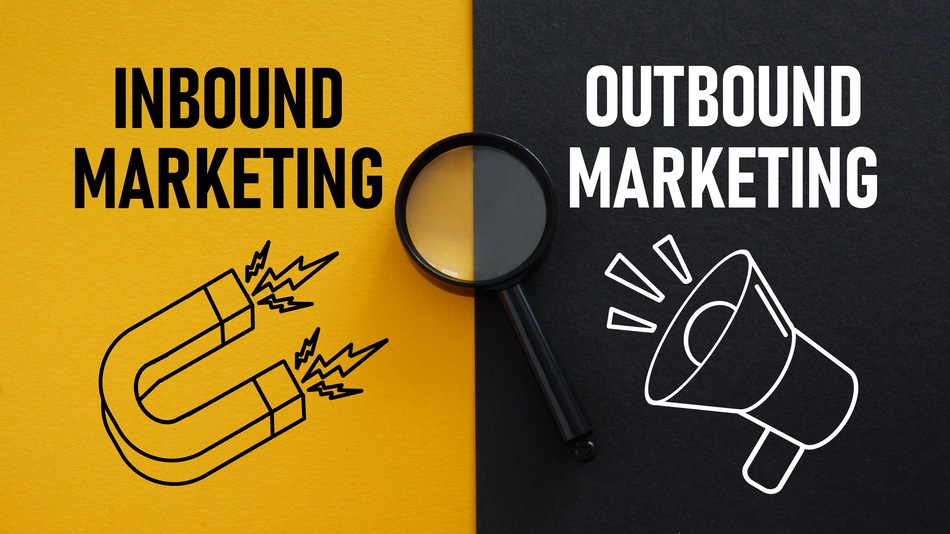 Concepto de Inbound vs Outbound Marketing, imagen de un imán y un megáfono respectivamente