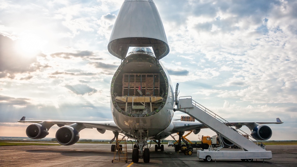 Logística de transporte avión de carga