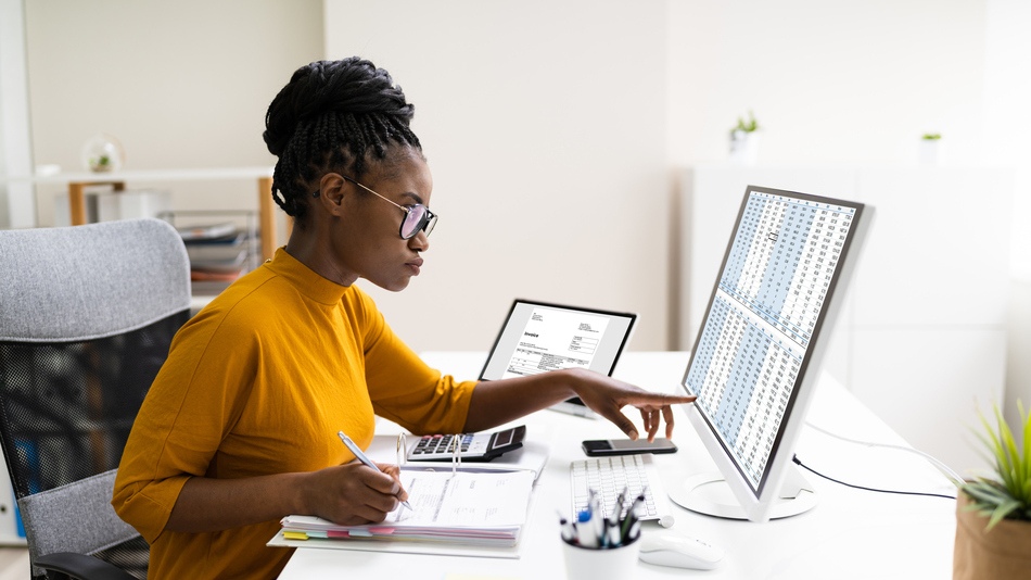 Mujer trabajando con el software de contabilidad SAGE