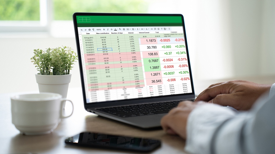 Empresario que trabaja con ofimática en Microsoft Excel