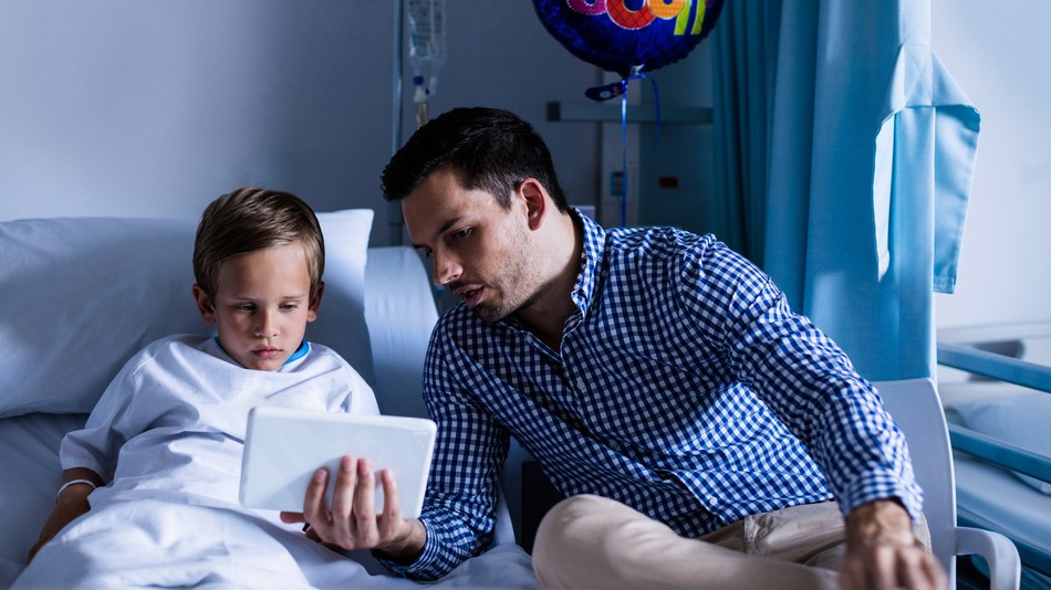 Técnico superior en Educación Infantil trabajando de animador en un hospital con un niño enfermo 