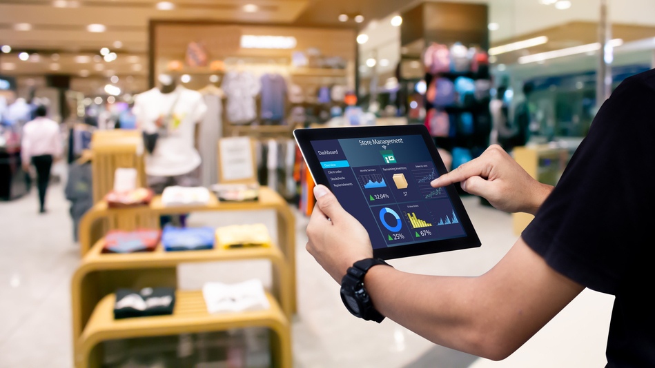 Persona usando una aplicación informática en una tienda comercial