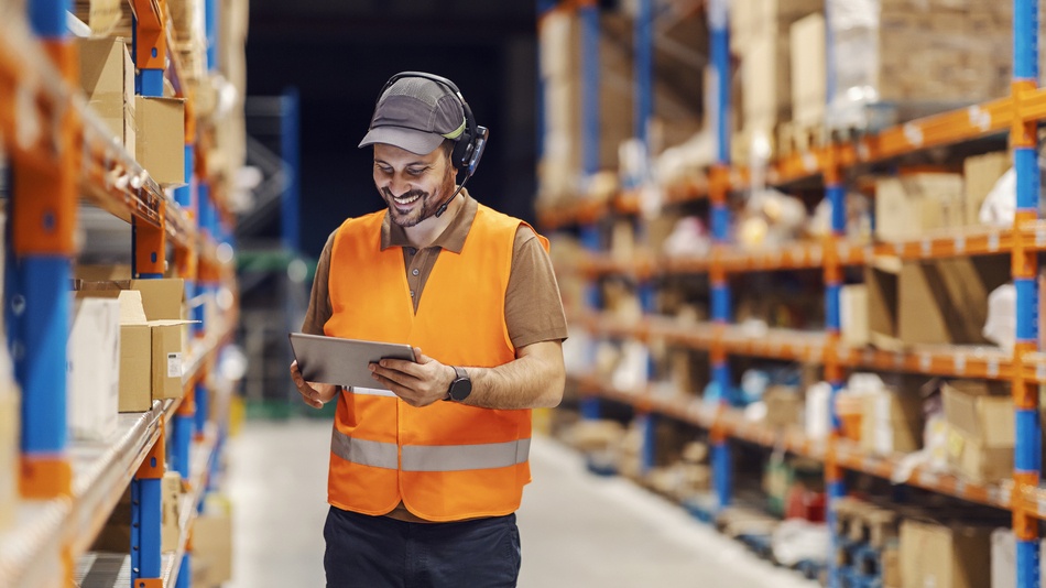 Operador logístico gestionando y controlando el stock