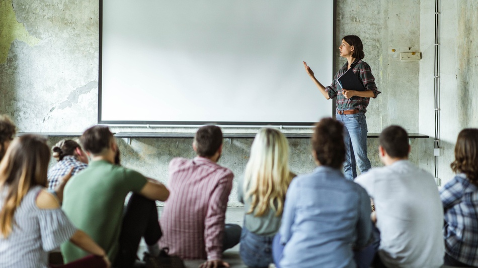 Los técnicos de marketing y publicidad también se encargan de organizar eventos para clientes y socios