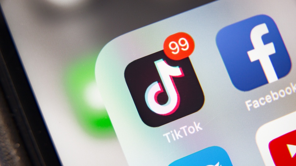 Uno de los medios publicitarios usados en las redes sociales son tiktok y facebook