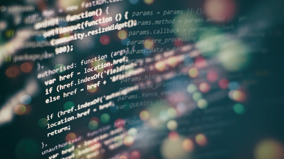 Un programador informático escribe códigos fuente