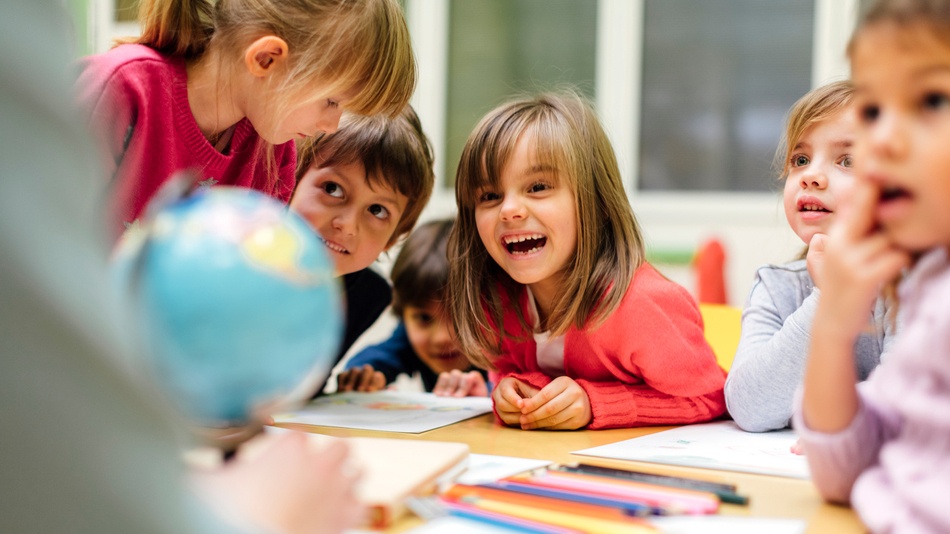 En los estudios de Educación Infantil de FP, las asignaturas están enfocadas a formarte para trabajar en el sector educativo o de servicios sociales de atención a la infancia