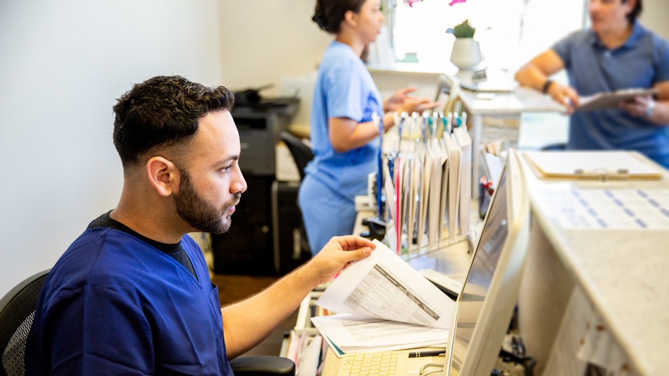 Estudiar Documentación y Administración Sanitaria a distancia en UNIR FP no solo te ofrece la flexibilidad y comodidad de la formación online, sino que también te permite acceder a un sector con gran demanda de profesionales cualificados