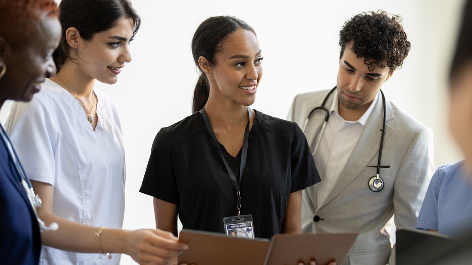 Un integrador social es un profesional encargado de intervenir en cualquier grupo social para prevenir o solucionar cualquier caso de exclusión social