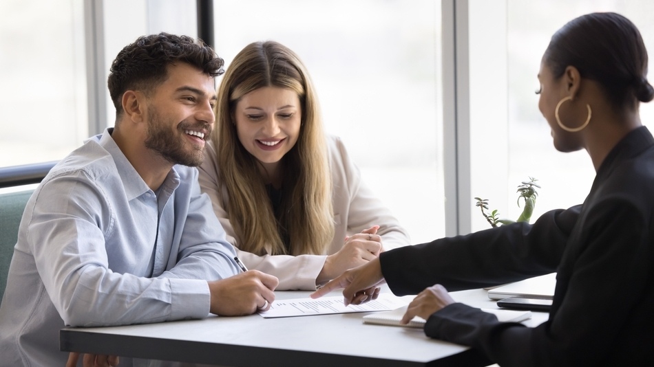 Un agente de seguros es un profesional que presta asesoramiento sobre los diferentes seguros que hay en el mercado