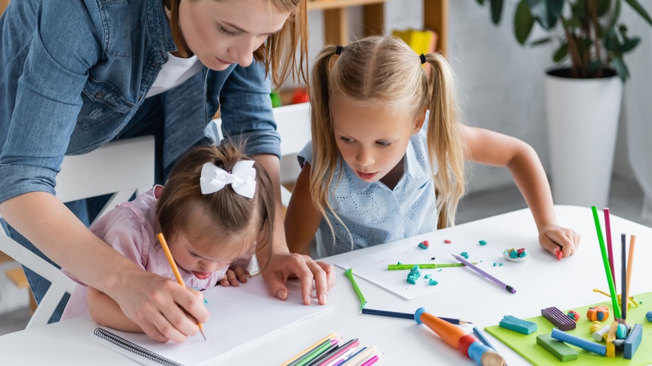 Un educador de Educación Especial es un profesional que acompaña y presta apoyo al alumnado con necesidades educativas especiales