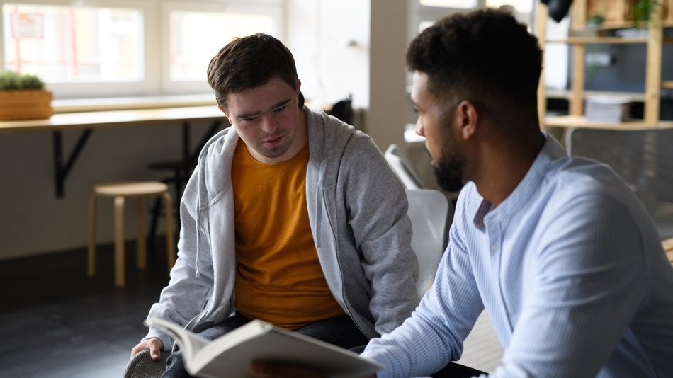 Un educador de Educaci&oacute;n Especial trabaja con estudiantes con necesidades educativas especiales muy diversas