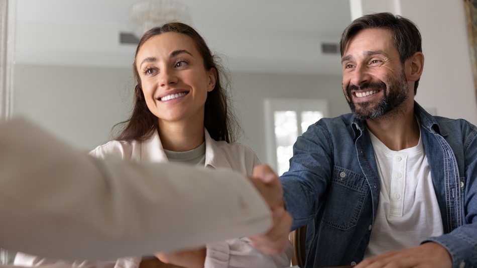 El microentorno y macroentorno de una empresa son los factores internos y externos que influyen en su funcionamiento