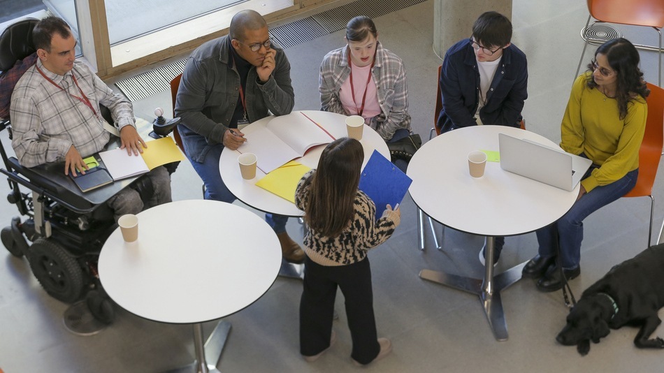 Los servicios sociales tambi&eacute;n act&uacute;an con personas con discapacidad que necesitan servicios o recursos especiales