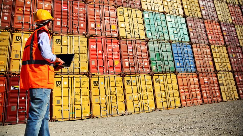 Los representantes aduaneros son profesionales especializados con un papel esencial en el control de mercancías que entran y salen del país