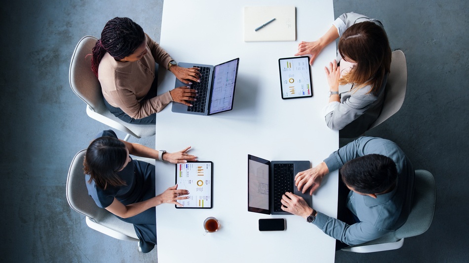 Lo que hace un Data Analyst es interpretar los datos para identificar tendencias o extraer conclusiones estratégicas