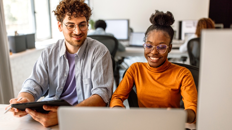 Un técnico informático se encarga de los servicios de mantenimiento y revisión de equipos informáticos para minimizar fallos y averías