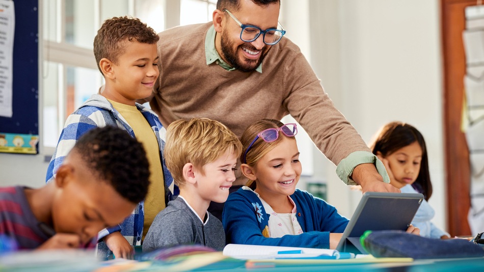 La teoría de Piaget es un modelo que explica cómo cambian nuestras capacidades mentales a medida que crecemos