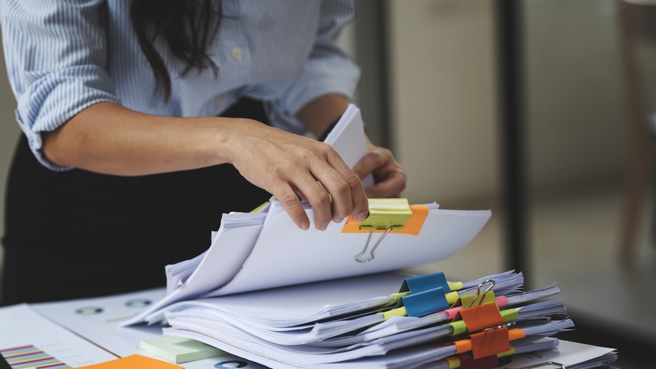 El auxiliar tiene un nivel de responsabilidad menor que el administrativo