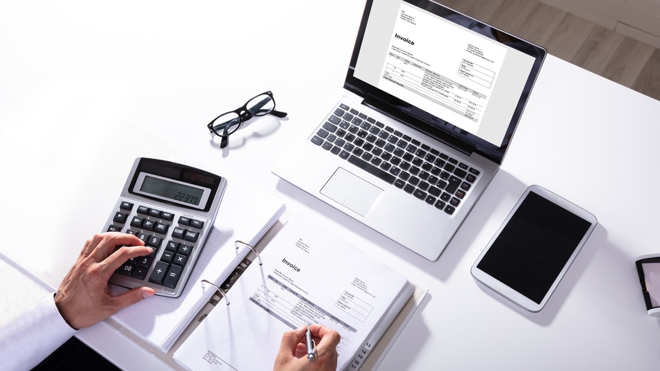 La factura electrónica obligatoria es un sistema que entrará en vigor de forma escalonada para garantizar el cumplimiento de ciertos requisitos en la relación de empresas y profesionales con sus proveedores