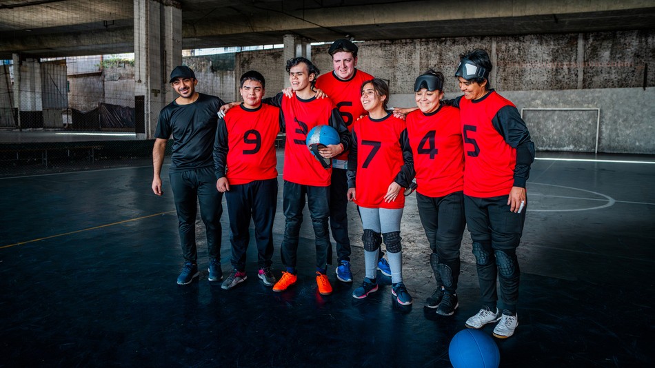 Goalball: es un deporte adaptado paralímpico creado específicamente para personas ciegas o con baja visión